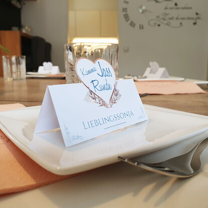 tischkarten-design-herzform-personalisiert-a-nr-tk-de-he-04-ihreparty-ch.jpg