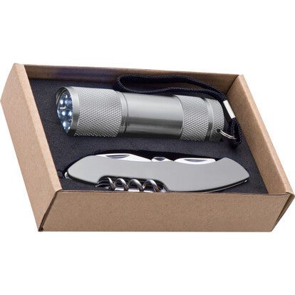 set-taschenlampe-taschenmesser-dover-grau-a-nr-337207-01-ihreparty-ch.jpg set-taschenlampe-taschenmesser-dover-grau-a-nr-337207-01-ihreparty-ch.jpg