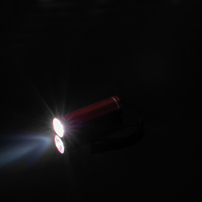 taschenlampe-utrecht-rot-a-nr-410405-02-ihreparty-ch.jpg