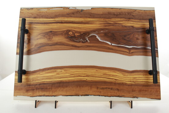 serviertablett-aus-handerlesenem-spanischem-olivenholz-epoxidharz-a-nr-lir-1019-04-ihreparty-ch.jpg