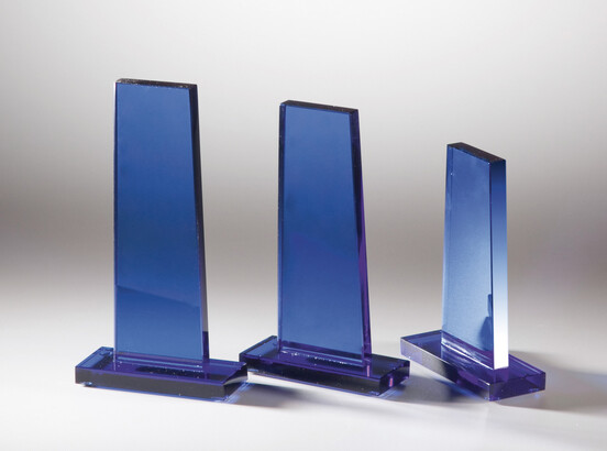 blauglas-trophaee-obelisk-klein-a-nr-sti-66553-01-ihreparty-ch.jpg