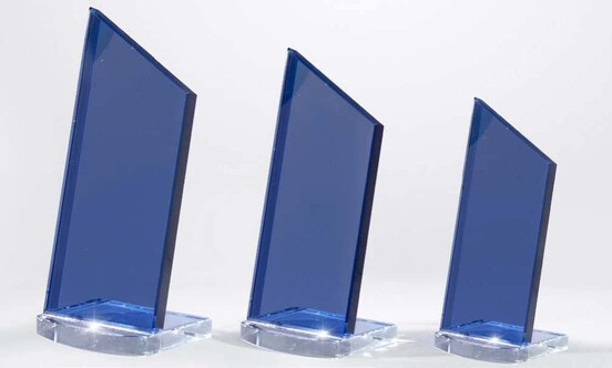 blauglas-trophaee-schraeg-klein-a-nr-sti-68296-01-ihreparty-ch.jpg